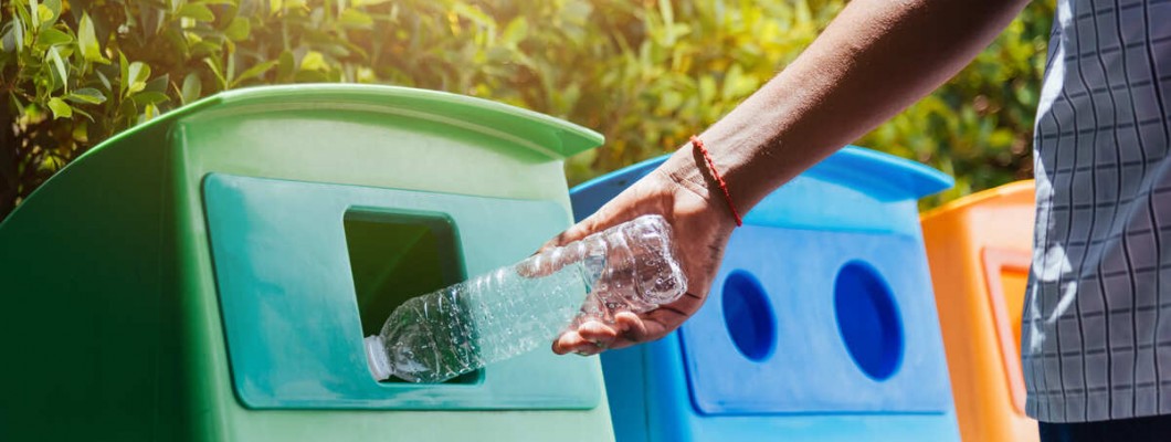 aruncare sticla plastic in cos reciclare colectare selectiva