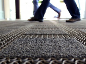 Dotează intrările cu covorașe profesionale de aluminiu, pentru o curățenie impecabilă!