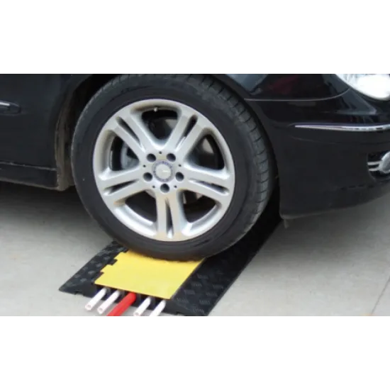 Limitator de viteza cu trecere pentru cabluri, 5 canale, 90 x 50 x 5,5cm Limitator de viteza cu trecere pentru cabluri, 5 canale, 90 x 50 x 5,5cm