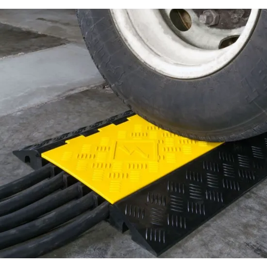 Limitator de viteza cu trecere pentru cabluri, 5 canale, 90 x 50 x 5,5cm Limitator de viteza cu trecere pentru cabluri, 5 canale, 90 x 50 x 5,5cm